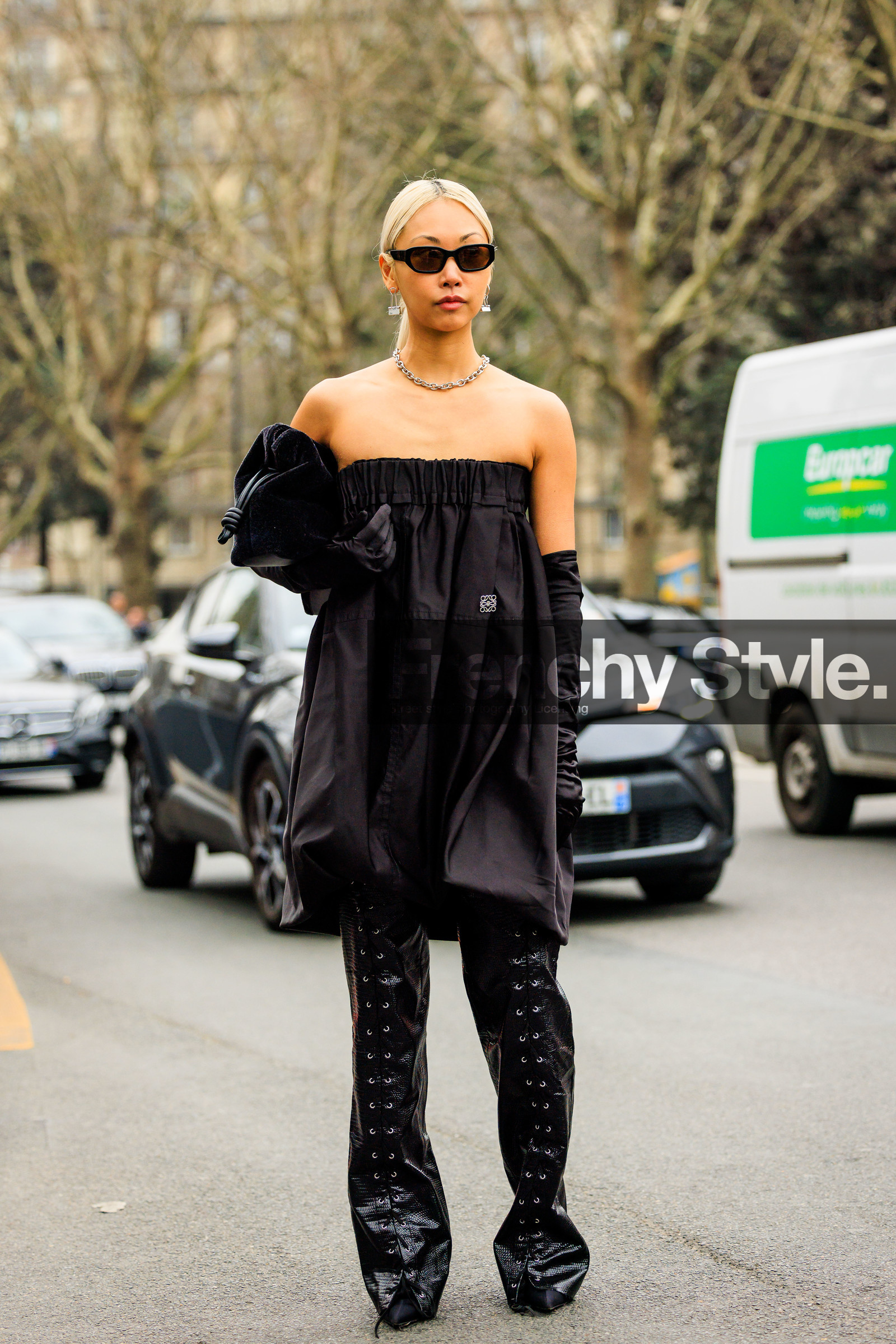 strapless dress, black mini dress, long gloves, black gloves, total black look, loewe pouch, black pouch, black trousers, leather trousers, black sunglasses, vanessa hong, street style, jonathan paciullo, FW, frenchystyle, fashion week, AUTUMN WINTER 2022-2023, FALL WINTER 2022_2023, FW 22-23, PFW, PARIS, full length, vertical