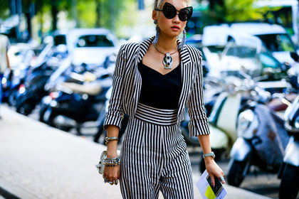 atmosphere details, black and white, black top, bracelet, detail, esther quek, fashion week, frenchystyle, FW, graphic jacket, graphic pants, graphic suit, horizontal, jewellery, jonathan paciullo, leather bag, MFW, MILAN, necklace, printed jacket, printed pants, printed suit, SPRING SUMMER 2017, SS 17, street style, striped jacket, striped pants, striped suit, sunglasses, trousers