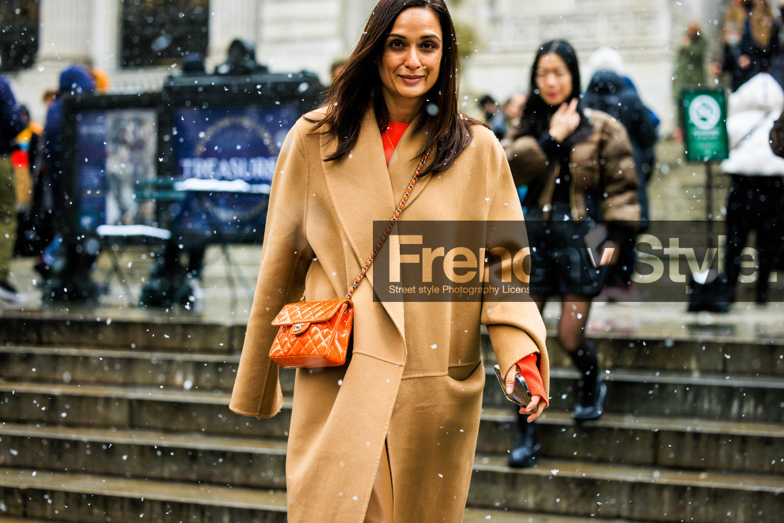 camel coat, chanel bag, mini sac chanel, mini bag, orange chanel, winter coat, crossbody bag, fashion week, frenchystyle, FW, jonathan paciullo, street style, NYFW, NEW YORK, AUTUMN WINTER 2022-2023, FALL WINTER 2022_2023, FW 22-23, atmosphere details, horizontal