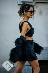 full black look, black pleated top, black roses skirt, mini bag, feathered gloves, white handbag, leather handbag, flower earrings, golden earrings, curly hair, street style, jonathan paciullo, FW, frenchystyle, fashion week, MFW, MILAN, FALL WINTER 2022_2023, AUTUMN WINTER 2022-2023, FW 22-23, vertical, atmosphere details