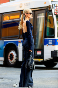 back detail, black bag, black pants, black top, earrings, fashion week, frenchystyle, full length, FW, jonathan paciullo, leather bag, NEW YORK, NYFW, open back, SPRING SUMMER 2018, SS 18, street style, sunglasses, tone on tone, total look black, trousers, vertical