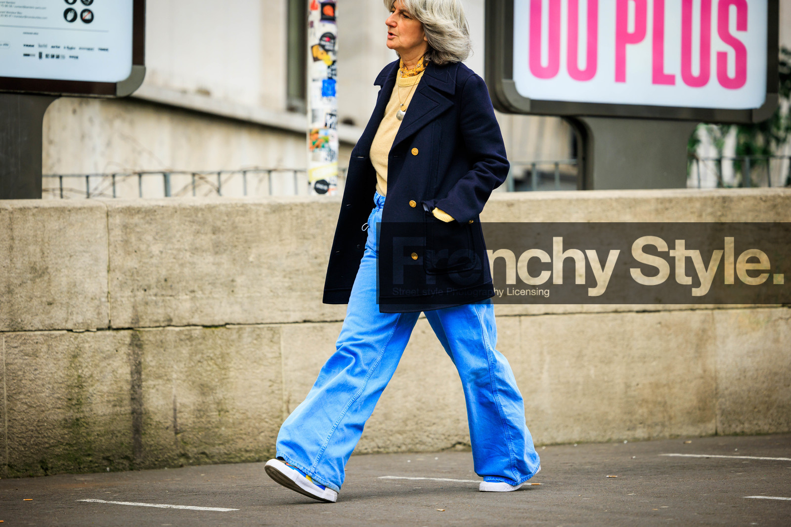 blue pants, blue coat, buttoned coat, beige shirt, necklace, sneakers, sophie fontanel, fashion week, frenchystyle, FW, jonathan paciullo, street style, AUTUMN WINTER 2022-2023, FALL WINTER 2022_2023, FW 22-23, PFW, PARIS, horizontal, atmosphere details, full length