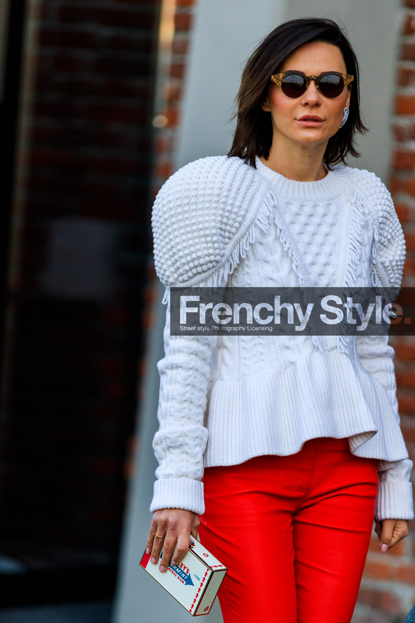 bold shoulders, graphic bag, leather bag, printed bag, red pants, sunglasses, trousers, white bag, white knit, fashion week, frenchystyle, FW, jonathan paciullo, street style, MFW, MILAN, AUTUMN WINTER 2018-2019, FALL WINTER 2018-2019, FW 18-19, vertical, detail, atmosphere details