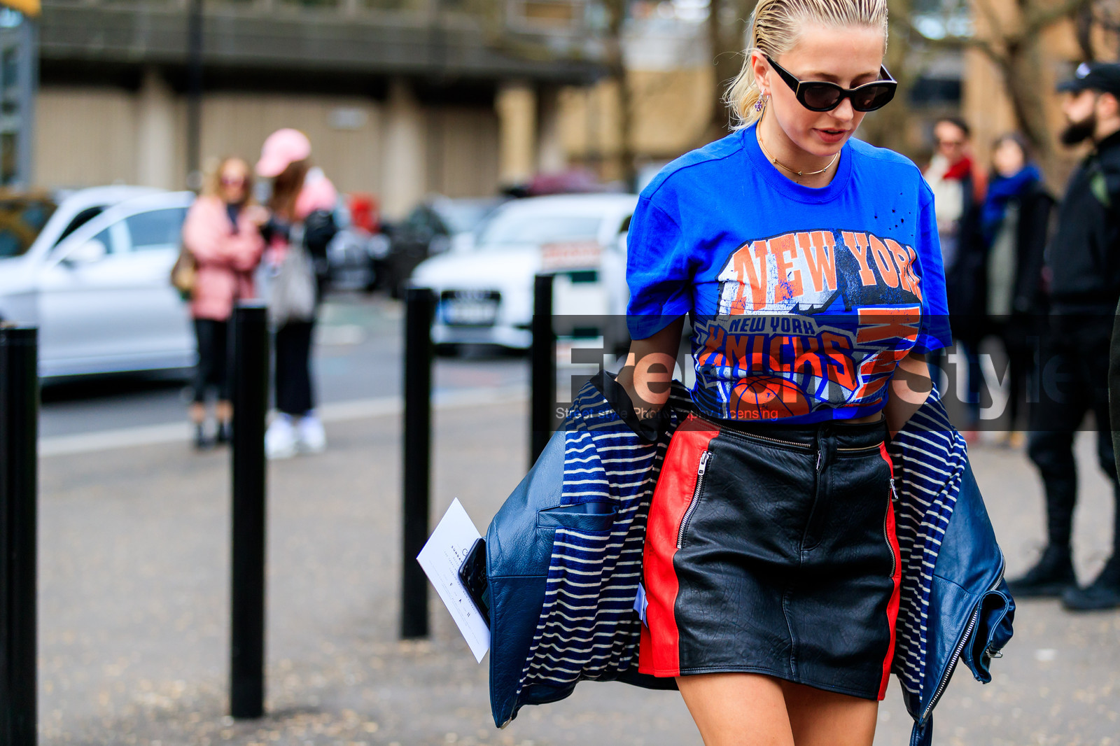 american, atmosphere details, AUTUMN WINTER 2017-2018, AW 17-18, black skirt, blue t shirt, caroline vreeland, detail, FALL WINTER 2017-2018, fashion week, frenchystyle, FW, FW 17-18, horizontal, jonathan paciullo, leather jacket, leather skirt, LFW, LONDON, off the shoulder, printed t shirt, street style, sunglasses