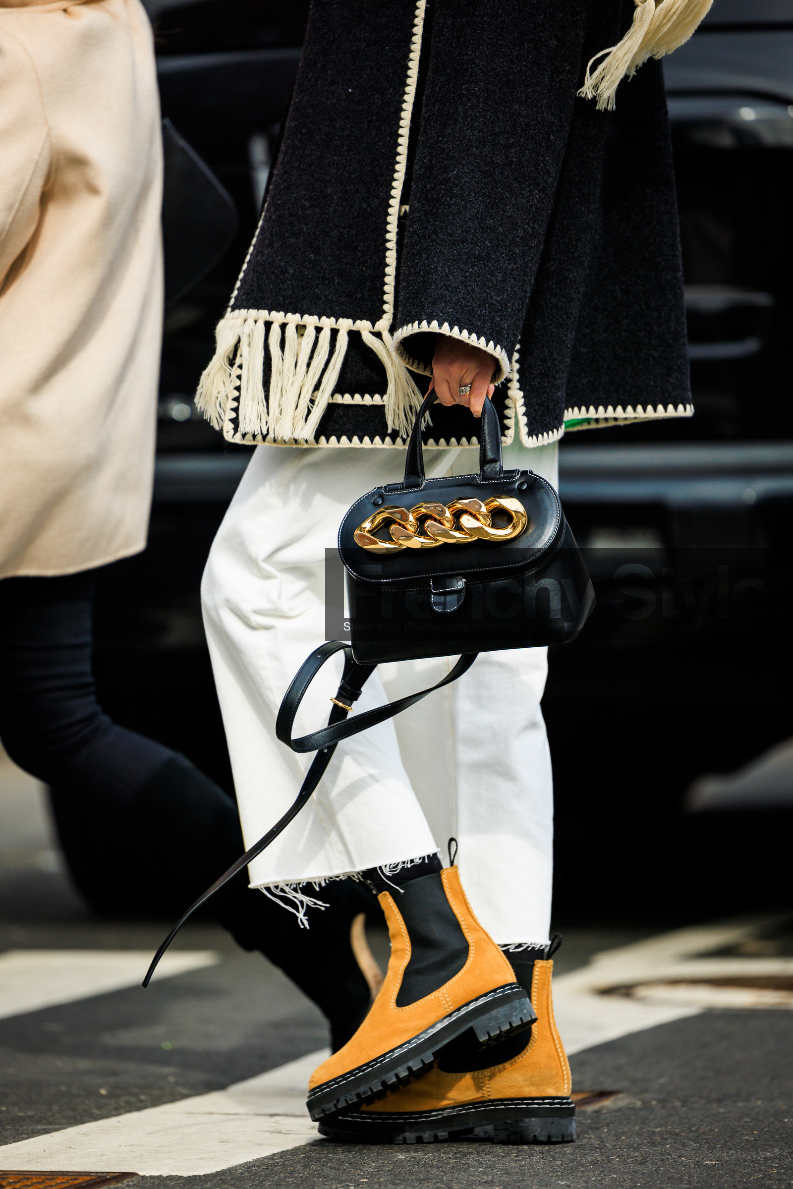 black and white wool scarf, white straigh cut pants, suede camel bottine, jw anderson black chain bag, fashion week, frenchystyle, FW, jonathan paciullo, street style, NYFW, NEW YORK, AUTUMN WINTER 2022-2023, FALL WINTER 2022_2023, FW 22-23, vertical, atmosphere details