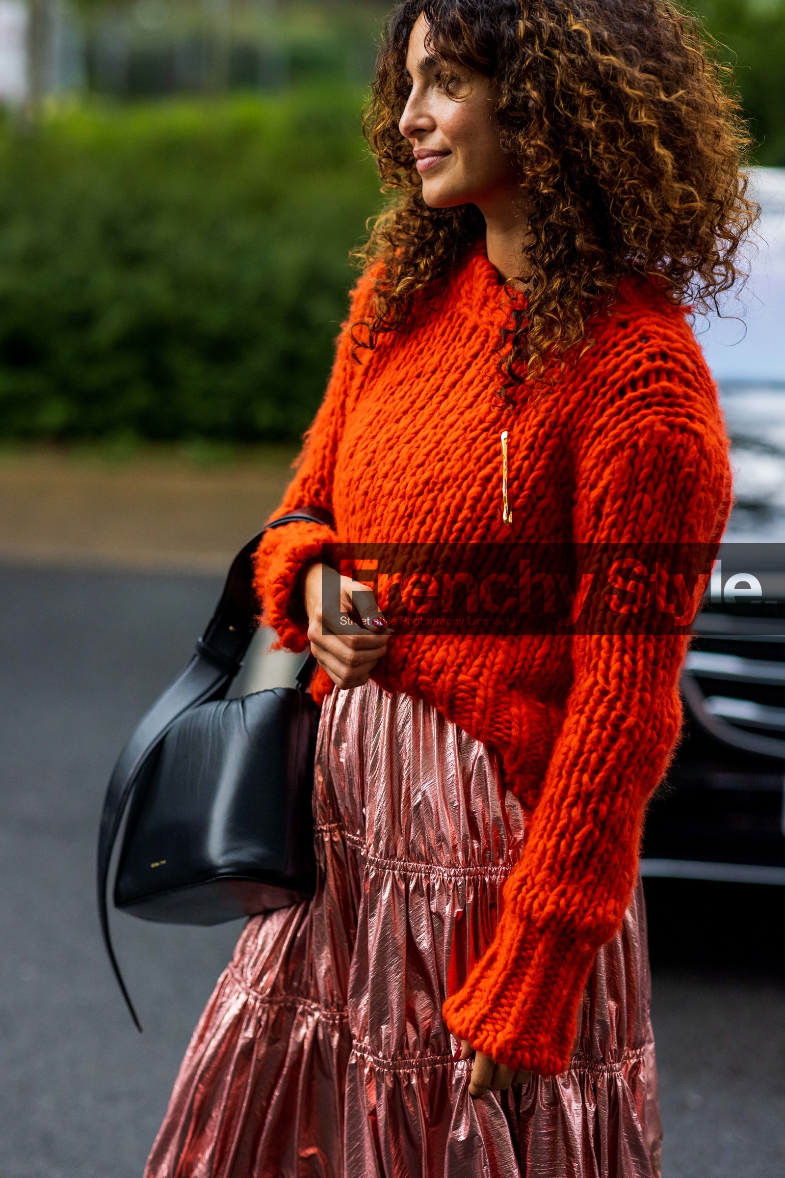 handbag, red, jumper, knits, knitted top, knitwear, black, midi skirt, metallic, pink, fashion week, frenchystyle, FW, jonathan paciullo, street style, SS 22, SPRING SUMMER 2022, LFW, LONDON, vertical, atmosphere details, detail