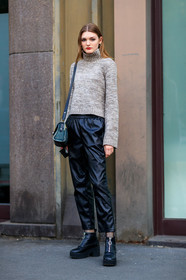 AUTUMN WINTER 2017-2018, AW 17-18, black pants, black shoes, brown knit, brown sweater, FALL WINTER 2017-2018, fashion week, frenchystyle, full length, FW, FW 17-18, green bag, jonathan paciullo, leather bag, leather pants, leather shoes, long hair, MFW, MILAN, model, nana abramova, nastya abramova, red lips, street style, trousers, turtleneck sweater, vertical