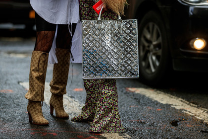 louis vuitton bag, silvered bag, big bag, shopping bag, monogrammed bag, hand bag, silk pants, floral printed pants, pink pants, flare pants, monogrammed boots, gucci shoes, high boots, high heels boots, black tights, gucci tights, fashion week, frenchystyle, FW, jonathan paciullo, street style, AUTUMN WINTER 2020-2021, FALL WINTER 2020-2021, FW 20-21, horizontal, atmosphere details, detail, NYFW, NEW YORK