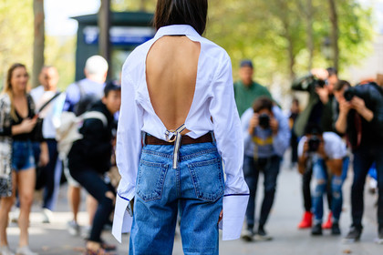 atmosphere details, back detail, blue denim, brown belt, denim pants, detail, fashion week, frenchystyle, FW, geometric, horizontal, jeans, jonathan paciullo, leather belt, open back, oversize, PARIS, PFW, SPRING SUMMER 2017, SS 17, street style, trousers, white shirt, yoyo cao