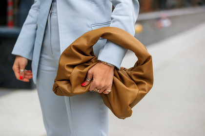 danielle bernstein, light grey jacket, light grey pants, light grey suits, camel leather bag, bottega veneta bag, multi rings, golden rings, silvered ring, diamond ring, close up detail, bag detail, fashion week, frenchystyle, FW, jonathan paciullo, street style, FALL WINTER 2020-2021, AUTUMN WINTER 2020-2021, FW 20-21, horizontal, atmosphere details, detail, NYFW, NEW YORK