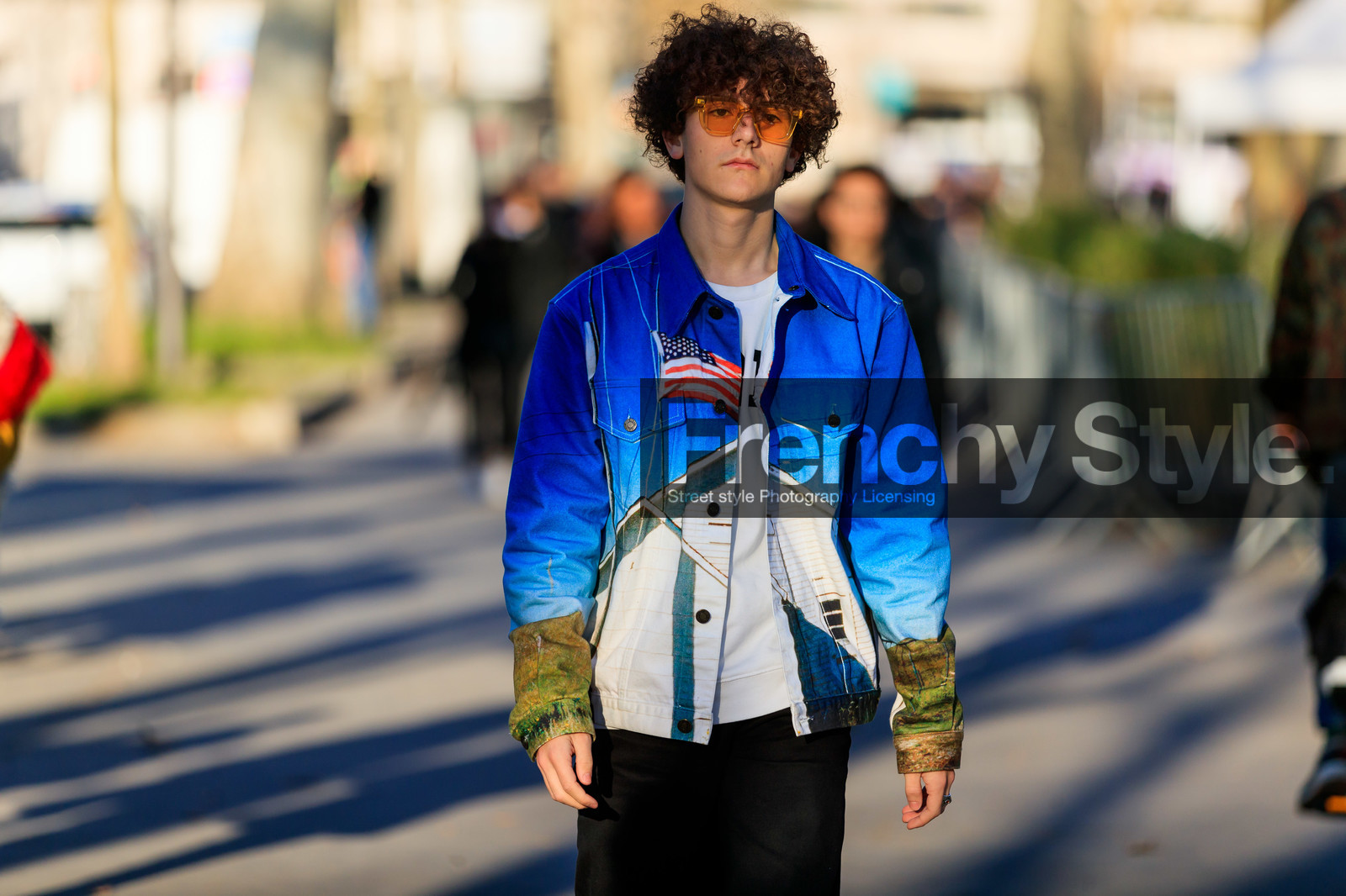 american flag, blue jacket, calvin klein, graphic jacket, printed jacket, sunglasses, white t shirt, PARIS, PFW, street style, jonathan paciullo, FW, frenchystyle, fashion week, AUTUMN WINTER 2019-2020, AW 19-20, FALL WINTER 2019-2020, FW 19-20, horizontal, atmosphere details, detail