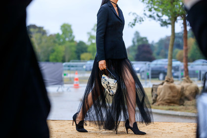 legs detail, dior bag, dior total look, dior jacket, dior skirt, black jacket, black skirt, black shoes, high heels shoes, sharp end shoes, tulle skirt, plumetis skirt, long skirt, pleated skirt, dior saddle bag, white leather bag, animal printed bag, fashion week, frenchystyle, FW, jonathan paciullo, street style, SPRING SUMMER 2020, SS 20, PFW, PARIS, horizontal, atmosphere details, detail