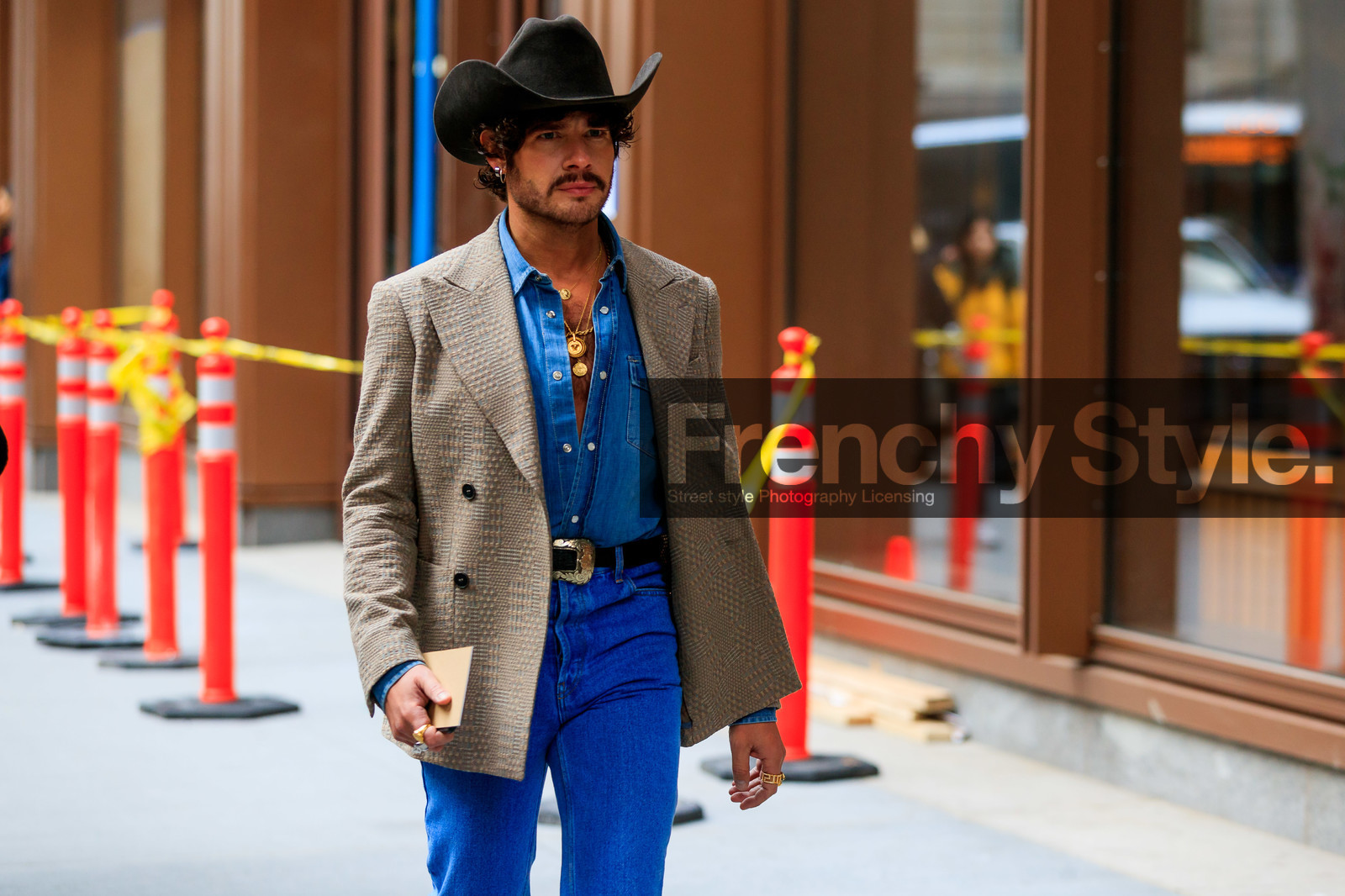 beige jacket, denim, denim total look, denim shirt, cowboy belt, cowboy hat, cowboy look, multi necklace, golden necklace, charms necklace, fashion week, frenchystyle, FW, jonathan paciullo, street style, NYFW, NEW YORK, AUTUMN WINTER 2020-2021, FALL WINTER 2020-2021, FW 20-21, horizontal, atmosphere details, detail