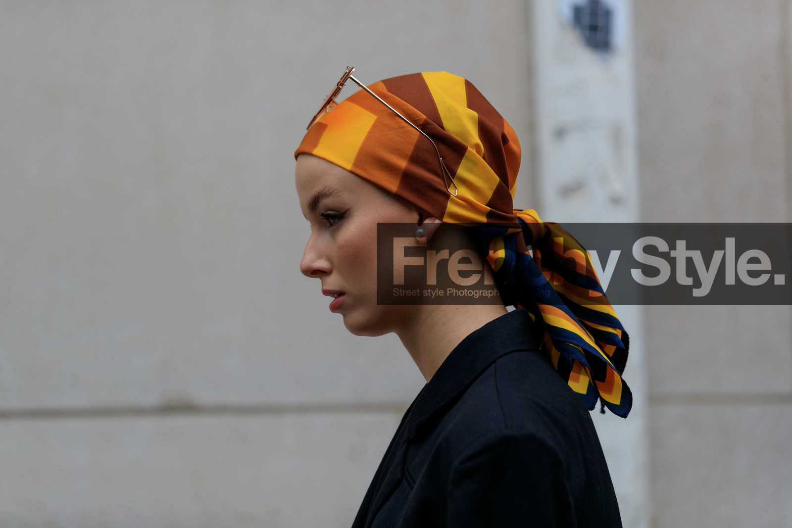 orange scarf, brown scarf, camel scarf, yellow scarf, striped scarf, hair scarf, hair details, back details, scarf, scarf detail, fashion week, frenchystyle, FW, jonathan paciullo, street style, PFW, PARIS, AUTUMN WINTER 2021-2022, FALL WINTER 2021-2022, FW 21-22, atmosphere details, horizontal, detail