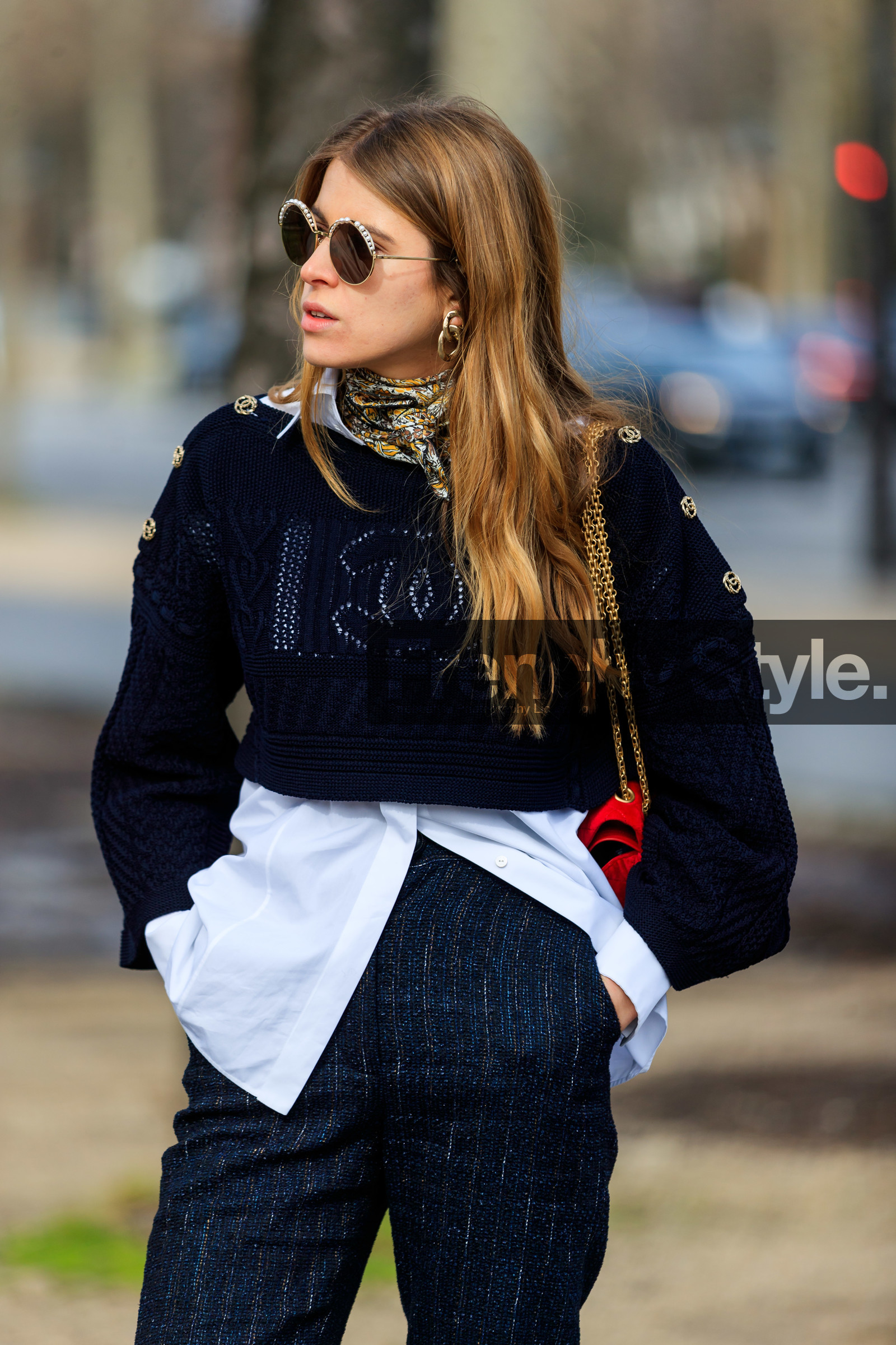 monica ainley, white shirt, black pullover, round shape sunglasses, metalic frame sunglasses, pearl sunglasses, dark grey bermuda shorts, striped bermuda short, lurex bermuda shorts, cropped pullover, brown scarf, yellow scarf, cachemere printed scarf, floral printed scarf, silk scarf, chanel pullover, chanel sunglasses, chanel bermuda shorts, fashion week, frenchystyle, FW, jonathan paciullo, street style, PFW, PARIS, vertical, atmosphere details, detail