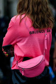 jessica minkoff, pink pullover, pink leather bag, balenciaga bag, balenciaga pullover, back details, crossbody bag, monogrammed bag, belt bag, PARIS, PFW, SPRING SUMMER 2020, SS 20, fashion week, frenchystyle, FW, jonathan paciullo, street style, vertical, atmosphere details, detail