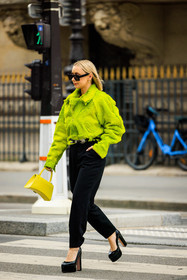 fluo green coat, black sunglasses, furry coat, black belt, black trousers, yellow handbag, hourglass handbag, platform shoes, black shoes, street style, jonathan paciullo, FW, frenchystyle, fashion week, AUTUMN WINTER 2022-2023, FALL WINTER 2022_2023, FW 22-23, PFW, PARIS, full length, vertical