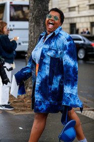 gabriella karefa johnson, denim, denim jacket, tie and dye denim, tie and dye jacket, blue jacket, blue shirt, light blue shirt, striped shirt, blue leather bag, cap, cap, j w anderson bag, blue sunglasses, metalic frame sunglasses, aviator sunglasses, PARIS, PFW, SPRING SUMMER 2020, SS 20, fashion week, frenchystyle, FW, jonathan paciullo, street style, vertical, atmosphere details, detail
