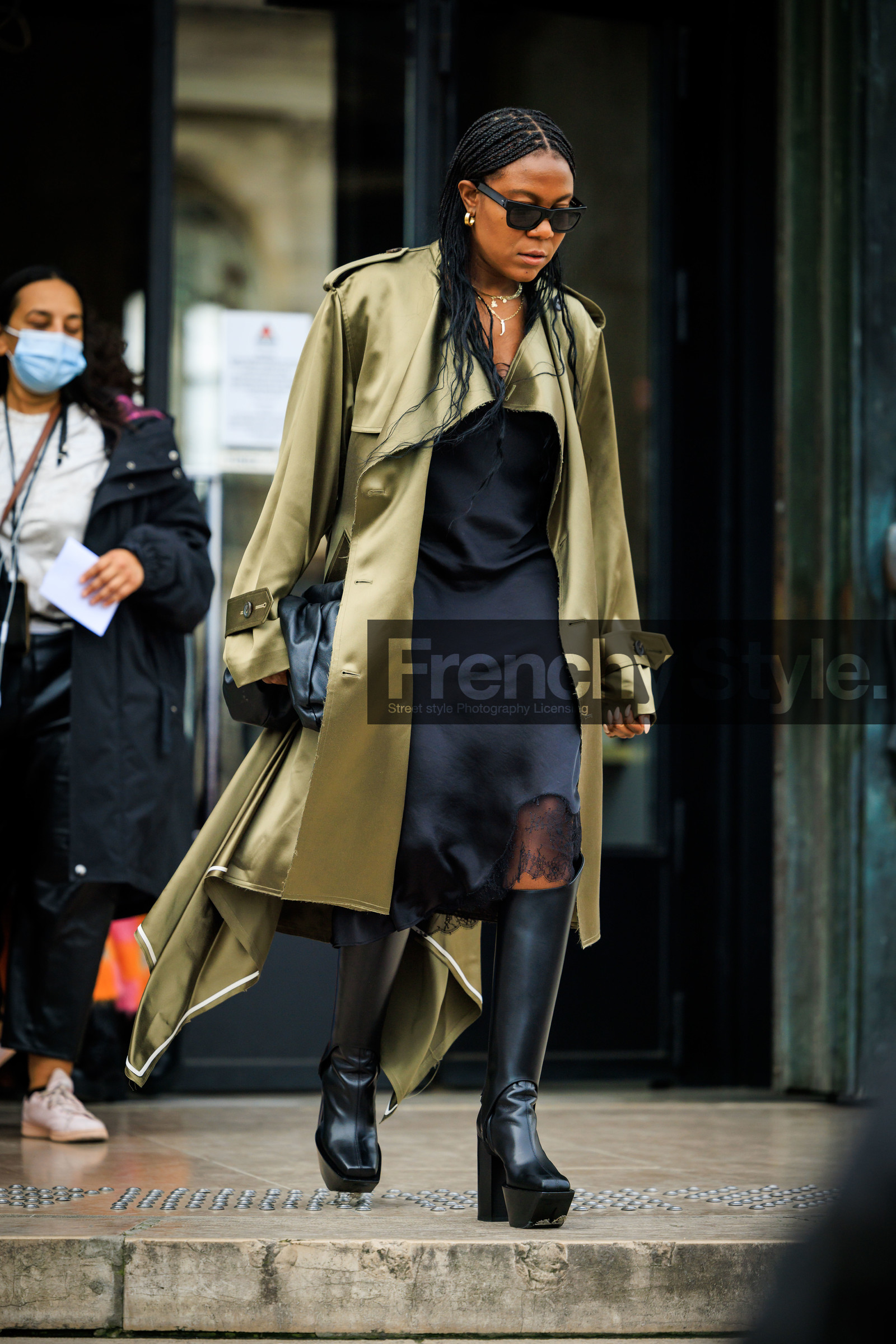 silk trench, green trench, silk dress, black dress, slip dress, black sunglasses, braids, black boots, leather boots, platform boots, necklace, golden loops, fashion week, frenchystyle, FW, jonathan paciullo, street style, AUTUMN WINTER 2022-2023, FALL WINTER 2022_2023, FW 22-23, PFW, PARIS, vertical, full length