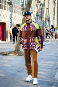 blue cap, valentino, valetino jacket, print jacket, multicolor jacket, brown toned jacket, orange toned jacket, sporty look, grey sunglasses, white sneakers, brown pants, street style, jonathan paciullo, FW, frenchystyle, fashion week, AUTUMN WINTER 2022-2023, FALL WINTER 2022_2023, FW 22-23, PARIS, PFW, full length, vertical