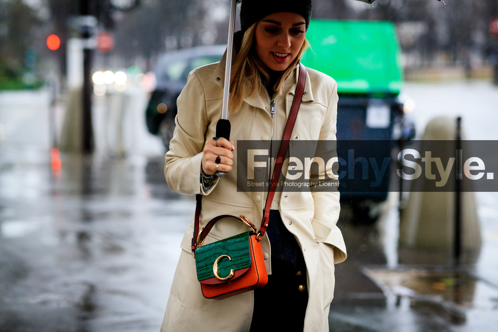 close up detail, bag detail, light beige leather jacket, long jacket, zipped jacket, chloe bag, chloe jacket, orange leather bag, green leather bag, bicolor bag, crossbody bag, animal skin bag, fashion week, frenchystyle, FW, jonathan paciullo, street style, PFW, PARIS, AUTUMN WINTER 2020-2021, FALL WINTER 2020-2021, FW 20-21, horizontal, detail, atmosphere details