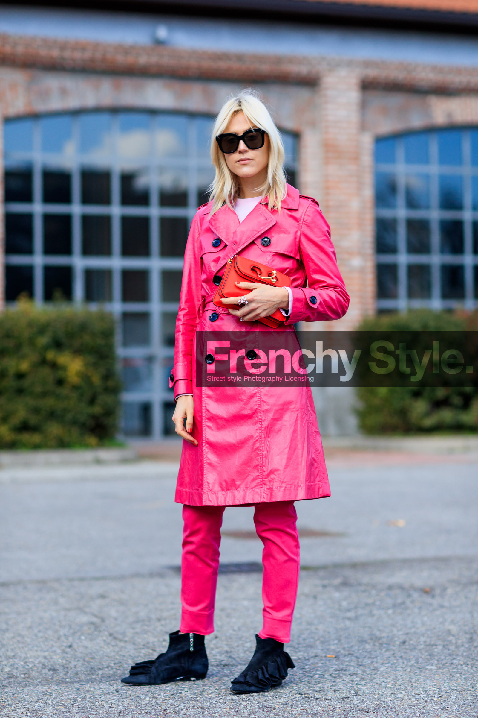 AUTUMN WINTER 2017-2018, AW 17-18, black shoes, FALL WINTER 2017-2018, fashion week, frenchystyle, full length, FW, FW 17-18, jonathan paciullo, jw anderson, leather bag, leather shoes, linda tol, MFW, MILAN, pink coat, pink pants, red bag, street style, sunglasses, tone on tone, total look pink, trench coat, trousers, vertical