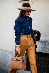 cowboy hat, denim shirt, buttoned shirt, highwaist pants, black leather pants, camel pants, leather belt, cowboy look, leather handbag, hermes handbag, studs, bracelet, golden loops, street style, jonathan paciullo, FW, frenchystyle, fashion week, MFW, MILAN, FALL WINTER 2022_2023, AUTUMN WINTER 2022-2023, FW 22-23, vertical, atmosphere details