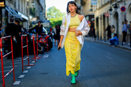 yellow top, yellow skirt, cropped top, drape skirt, long skirt, green boots, green polish boots, varnished boots, chelsea boots, white shirt, lace shirt, embroidered shirt, oversize shirt, yellow leather bag, hand bag, silvered necklace, chain necklace, big chain necklace, animal skin bag, barbara malewicz, fashion week, frenchystyle, FW, jonathan paciullo, street style, PFW, PARIS, SPRING SUMMER 2022, SS 22, horizontal, atmosphere details, full length