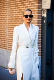 white full look, blazer long dress, fendi dress, fendi belt, black sunglasses, mini fendi bag, pink mini bag, silver earrings, caro daur, fashion week, frenchystyle, FW, jonathan paciullo, street style, MFW, MILAN, FALL WINTER 2022_2023, AUTUMN WINTER 2022-2023, FW 22-23, vertical, atmosphere details
