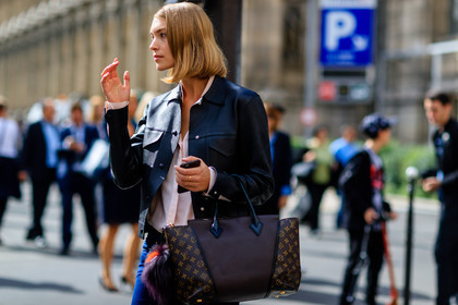arizona muse, atmosphere details, black jacket, brown bag, detail, fashion week, frenchystyle, FW, horizontal, jonathan paciullo, leather bag, leather jacket, louis vuitton, model, monogram, PARIS, PFW, printed bag, SPRING SUMMER 2017, SS 17, street style