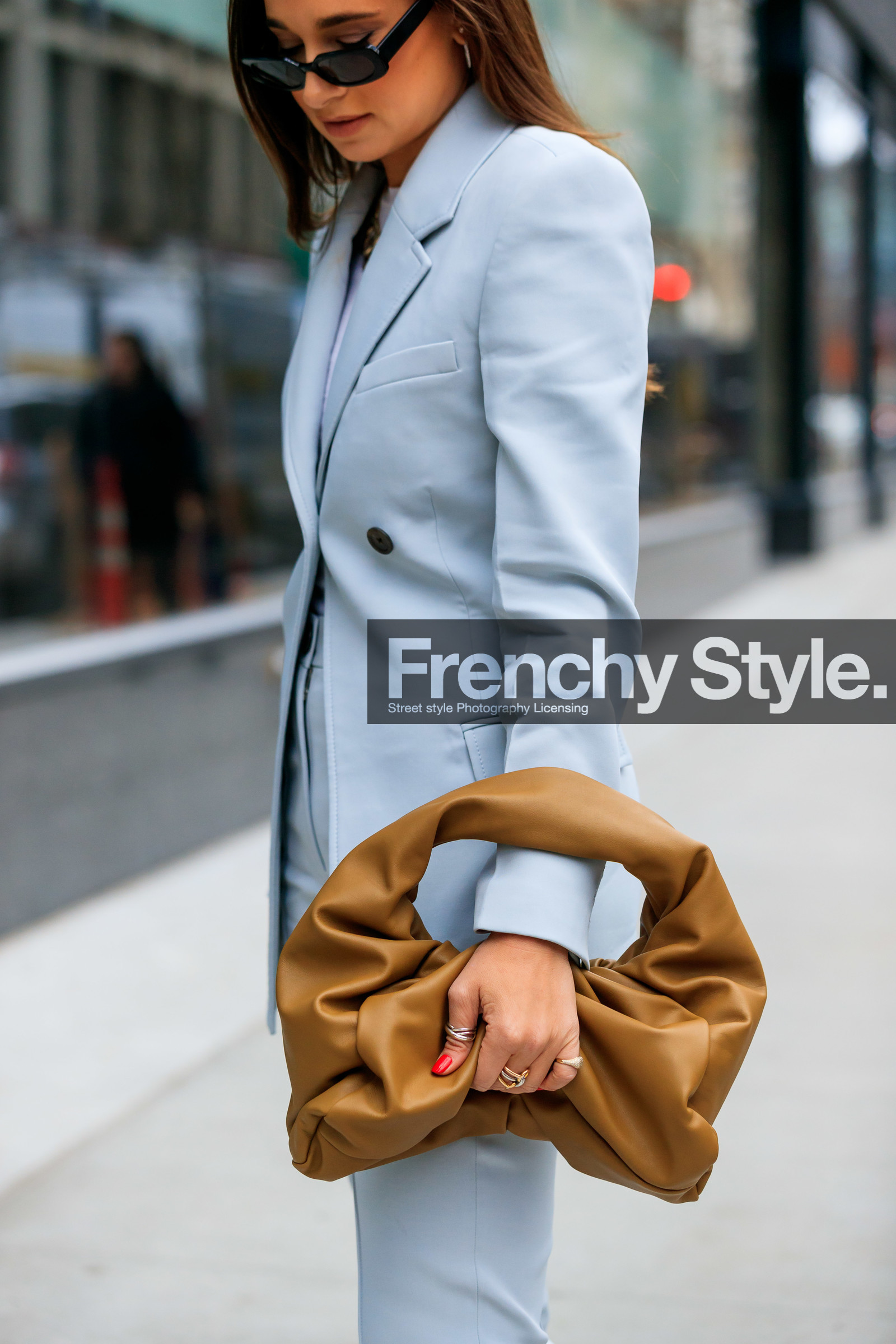 danielle bernstein, light grey jacket, light grey pants, light grey suits, camel leather bag, bottega veneta bag, multi rings, golden rings, silvered ring, diamond ring, fashion week, frenchystyle, FW, jonathan paciullo, street style, FALL WINTER 2020-2021, AUTUMN WINTER 2020-2021, FW 20-21, vertical, atmosphere details, detail, NYFW, NEW YORK