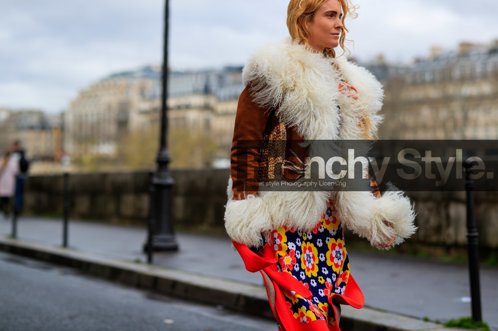 blanca miro scrimieri, camel coat, white coat, fur coat, bicolor coat, red skirt, navy blue skirt, floral printed skirt, long skirt, golden bag, metal bag, metalic bag, shoulder bag, fashion week, frenchystyle, FW, jonathan paciullo, street style, PFW, PARIS, AUTUMN WINTER 2020-2021, FALL WINTER 2020-2021, FW 20-21, horizontal, detail, atmosphere details