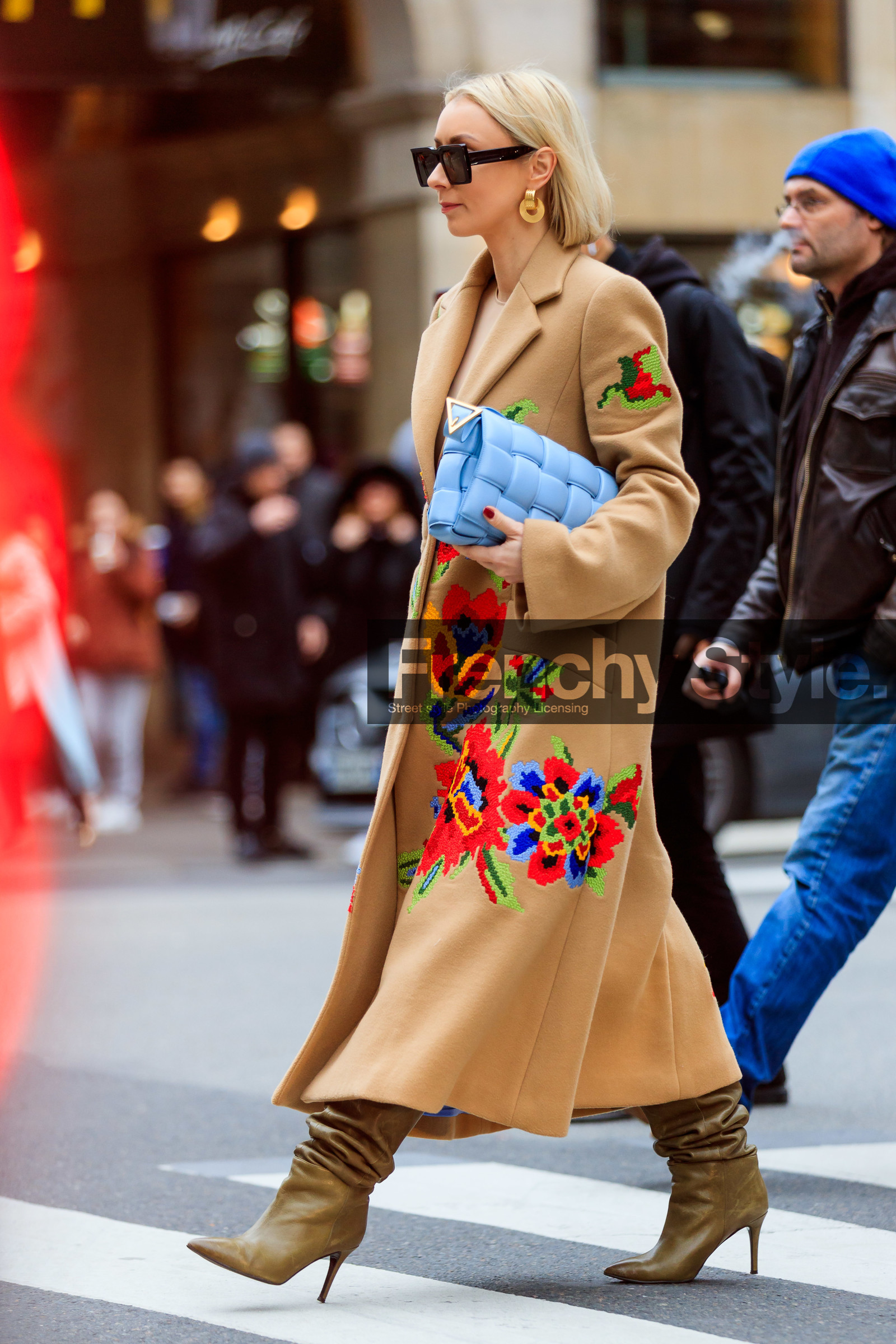 big sunglasses, square shape glasses, scale sunglasses, beige coat, light blue leather bag, plaited bag, plaited leather bag, plaited clutch, bottega veneta bag, floral embroidered coat, camel suede boots, high boots, high heels boots, round shape earrings, dangling earrings, golden earrings, fashion week, frenchystyle, FW, jonathan paciullo, street style, PFW, PARIS, AUTUMN WINTER 2020-2021, FALL WINTER 2020-2021, FW 20-21, vertical, full length