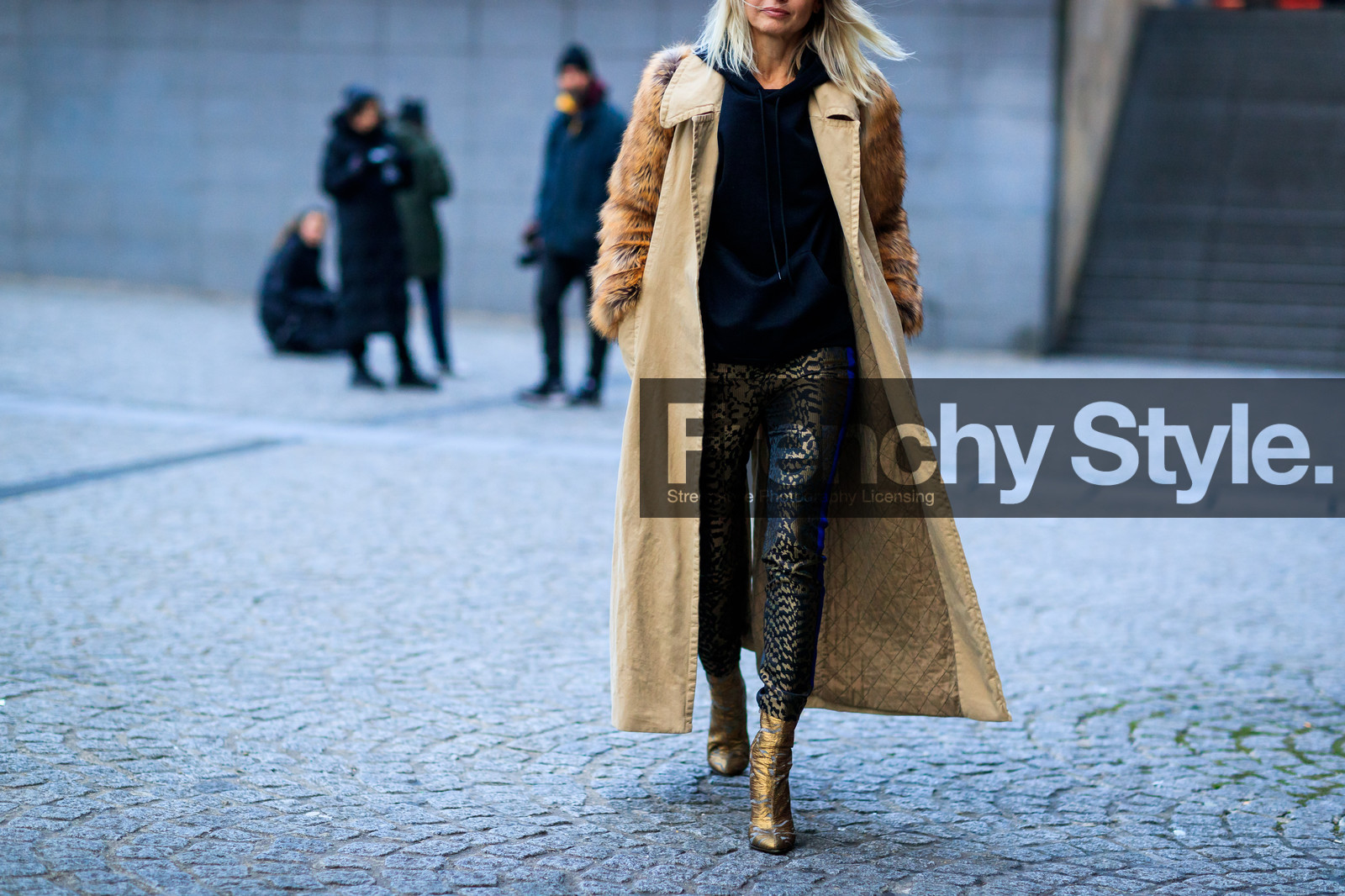beige coat, black sweater, brown fur, golden boots, golden pants, high heels, leather shoes, long coat, shiny boots, shiny pants, trousers, fashion week, frenchystyle, FW, jonathan paciullo, street style, PFW, PARIS, SPRING SUMMER 2017, SS 17, HAUTE COUTURE, atmosphere details, detail, horizontal, holly rodgers