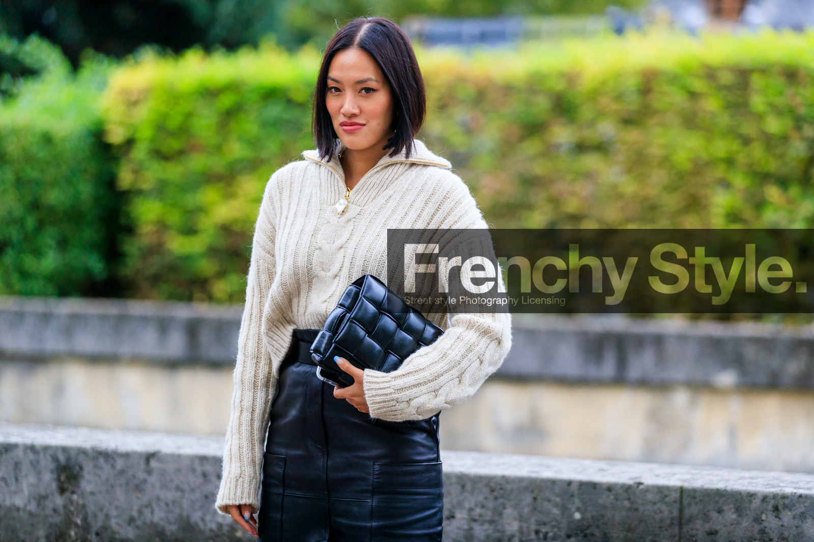Tiffany Hsu, white pullover, zipped pullover, black leather bag, black leather skirt, plaited leather bag, plaited bag, bottega veneta bag, PARIS, PFW, SPRING SUMMER 2020, SS 20, fashion week, frenchystyle, FW, jonathan paciullo, street style, horizontal, atmosphere details, detail
