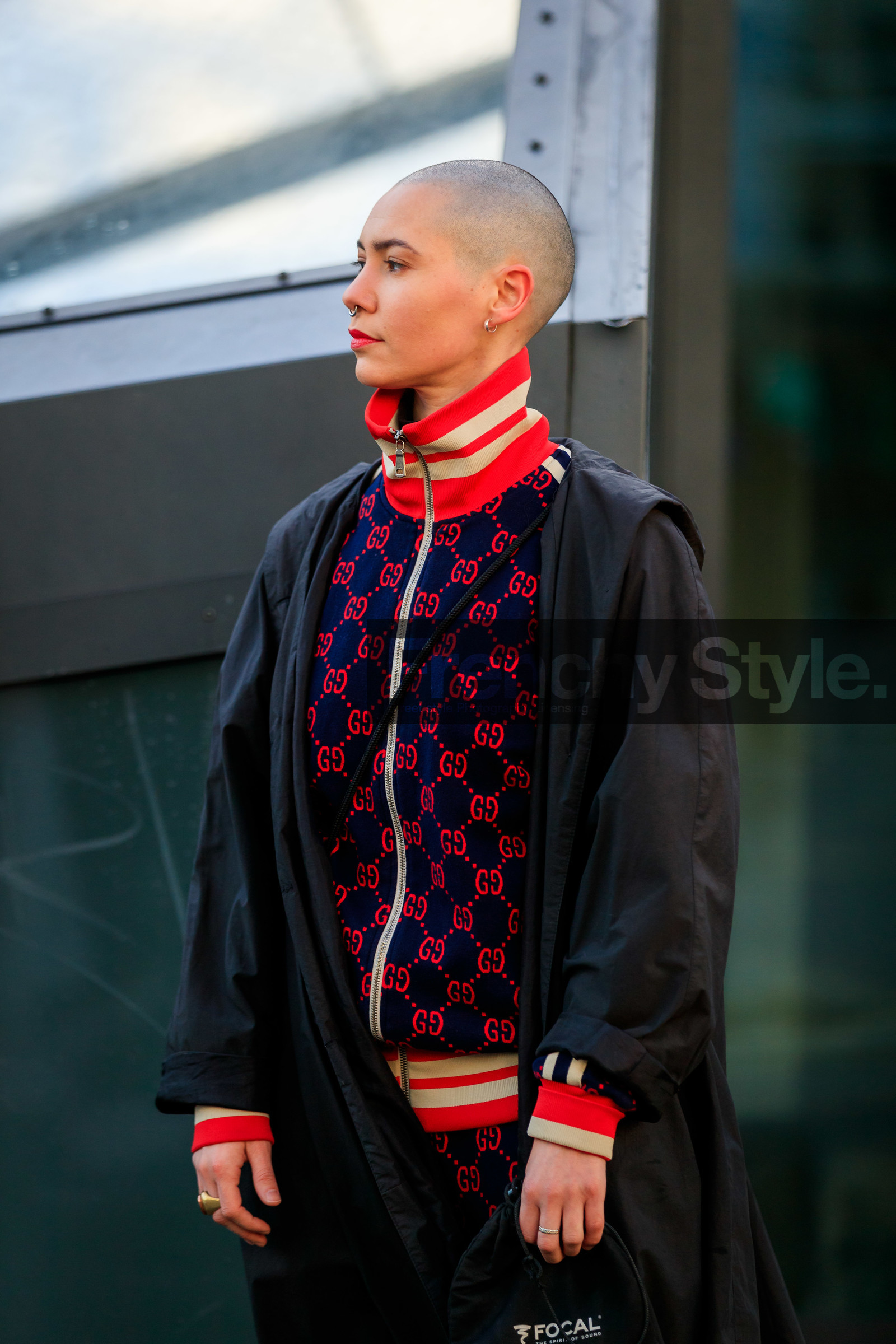 black trench coat, navy blue pants, navy blue sweatshirt, navy blue cardigan, red cardigan, red pants, red sweatshirt, monogrammed cardigan, monogrammed pants, monogrammed sweatshirt, striped pants, striped cardigan, striped sweatshirt, zipped cardigan, zipped sweatshirt, nose piercing, shaved hair, gucci cardigan, gucci pants, gucci sweatshirt, fashion week, frenchystyle, FW, jonathan paciullo, street style, PFW, PARIS, AUTUMN WINTER 2020-2021, FALL WINTER 2020-2021, FW 20-21, vertical, atmosphere details, detail