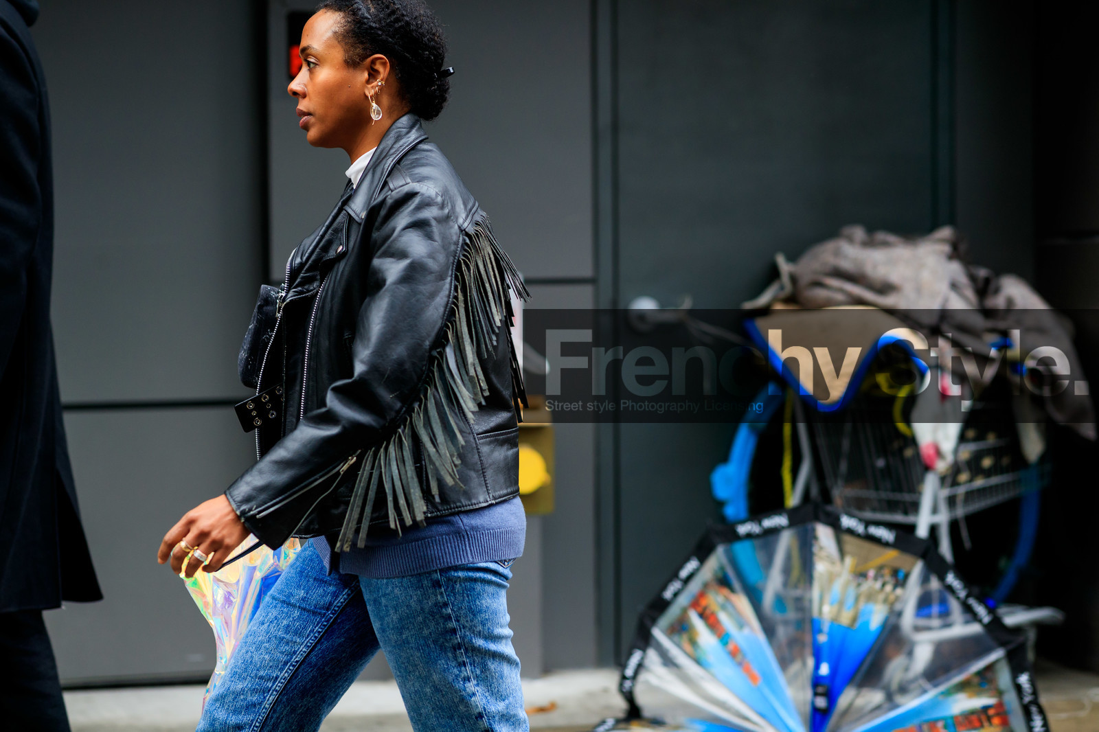 black leather bombers, black leather jacket, black leather perfecto, fringe jacket, multi earrings, golden earrings, dangling earrings, fashion week, frenchystyle, FW, jonathan paciullo, street style, NYFW, NEW YORK, AUTUMN WINTER 2020-2021, FALL WINTER 2020-2021, FW 20-21, horizontal, atmosphere details, detail