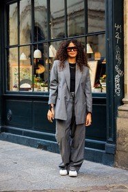 grey suit, dandy look, black tshirt, black sunglasses, white sneakers, curly hair, street style, jonathan paciullo, FW, frenchystyle, fashion week, AUTUMN WINTER 2022-2023, FALL WINTER 2022_2023, FW 22-23, PFW, PARIS, full length, vertical