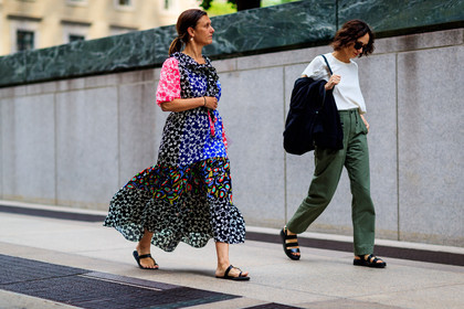 atmosphere details, black shoes, fashion week, frenchystyle, full length, FW, graphic dress, horizontal, jonathan paciullo, leather shoes, multicolor dress, NEW YORK, NYFW, printed dress, SPRING SUMMER 2018, SS 18, street style, sunglasses