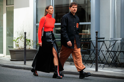 alice barbier, alice & j.s, JS roques, red pullover, turtleneck pullover, long skirt, button skirt, split skirt, polish skirt, black leather boots, black leather skirt, striped boots, red leather boots, nodaleto boots, low boots, silvered bag, metalic bag, shoulder bag, paco rabanne bag, paco rabanne skirt, PARIS, PFW, fashion week, frenchystyle, FW, jonathan paciullo, street style, SPRING SUMMER 2021, SS 21, horizontal, atmosphere details, full length