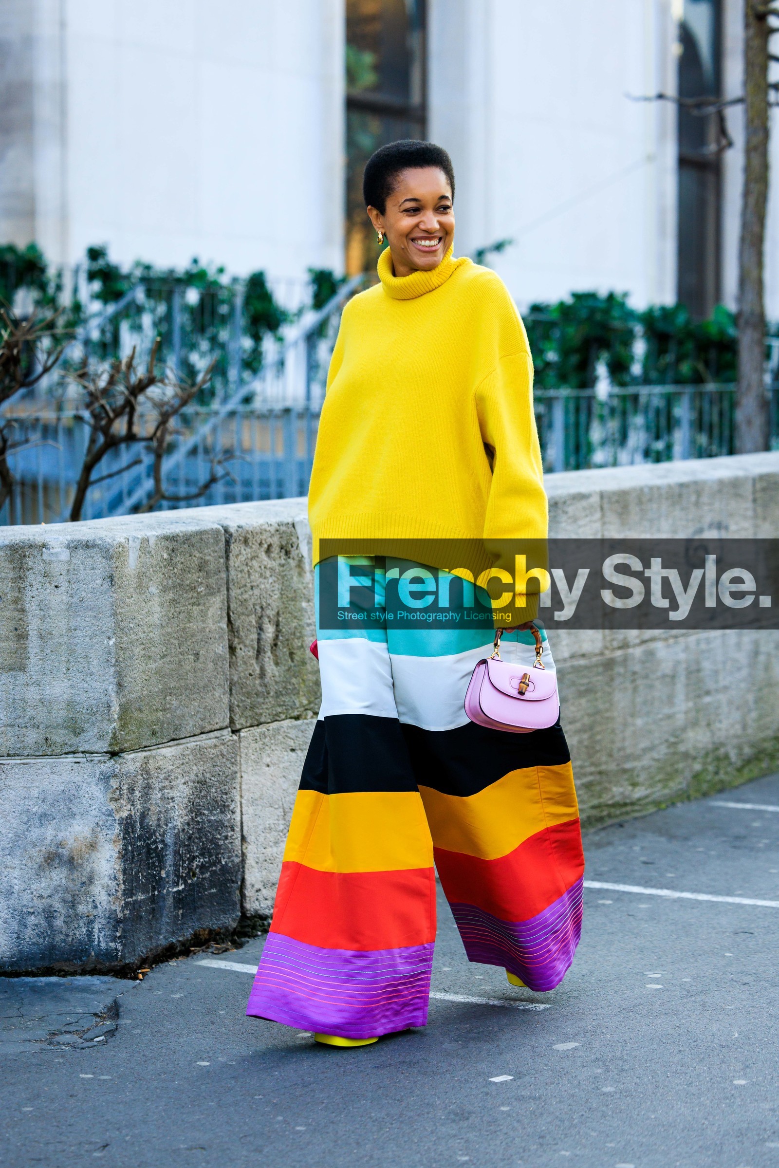 yellow jumper, knitted jumper, afro hair, multicolor trousers, rainbow trousers, gucci bamboo bag, pink bag, gucci bag, mini bag, knitwear, baggy pants, tamu mcpherson, street style, jonathan paciullo, FW, frenchystyle, fashion week, AUTUMN WINTER 2022-2023, FALL WINTER 2022_2023, FW 22-23, PFW, PARIS, full length, vertical
