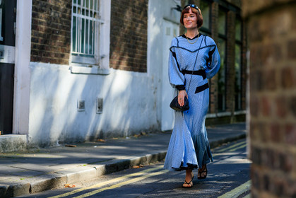 golden necklace, striped dress, long sleeves dress, light blue dress, black bag, mini bag, satin bag, christian dior ring, golden bracelet, black sandals, nude shoes, black sunglasses, sunglasses, fashion week, frenchystyle, FW, jonathan paciullo, street style, atmosphere details, horizontal, full length