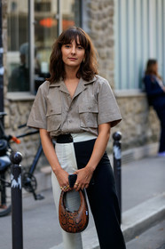 alyssa coscarelli, short sleeves shirt, checked shirt, beige shirt, white pants, black pants, flare pants, bicolor pants, brown leather bag, animal skin bag, PARIS, PFW, SPRING SUMMER 2020, SS 20, fashion week, frenchystyle, FW, jonathan paciullo, street style, vertical, atmosphere details, detail