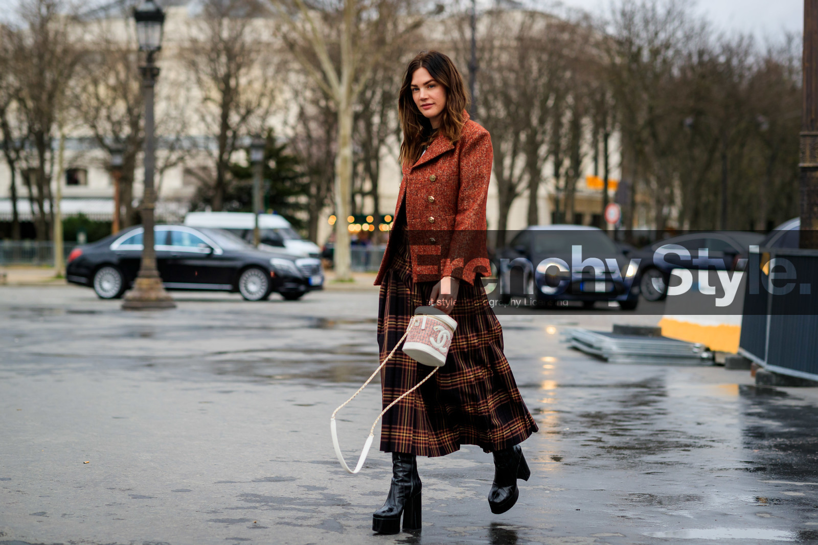 black shoes, brown jacket, brown skirt, chanel, checked, graphic bag, graphic skirt, high heels, leather bag, leather shoes, madelynn furlong, pink bag, plaid, pleated skirt, printed bag, printed skirt, tartan, tweed bag, tweed jacket, PARIS, PFW, street style, jonathan paciullo, FW, frenchystyle, fashion week, AUTUMN WINTER 2019-2020, AW 19-20, FALL WINTER 2019-2020, FW 19-20, horizontal, atmosphere details, full length