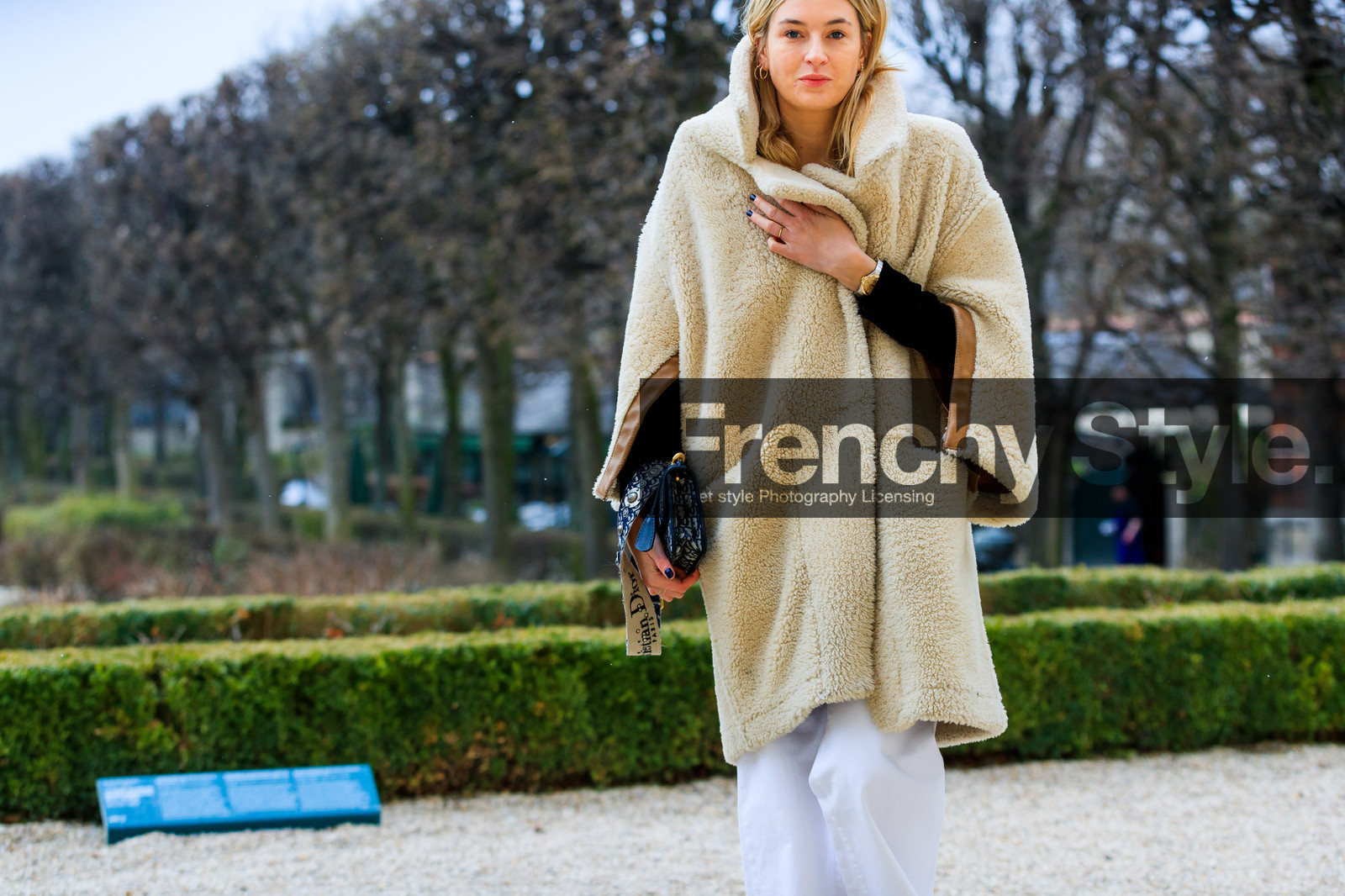 beige coat, black bag, christian dior, denim pants, Fur coat, graphic bag, jeans, leather bag, monogram, printed bag, shearling, trousers, white denim, street style, jonathan paciullo, FW, frenchystyle, fashion week, PFW, PARIS, AUTUMN WINTER 2018-2019, FALL WINTER 2018-2019, FW 18-19, horizontal, atmosphere details, camille charriere