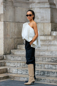 anna rosa vitiello, white top, white blouse, drape blouse, drape top, asymmetrical top, asymetrical blouse, black pants, black sunglasses, butterfly sunglasses, beige leather boots, beige suede boots, black leather boots, bicolor boots, high boots, feather details, black bag, fringe bag, feather details bag, PARIS, PFW, SPRING SUMMER 2020, SS 20, fashion week, frenchystyle, FW, jonathan paciullo, street style, vertical, full length