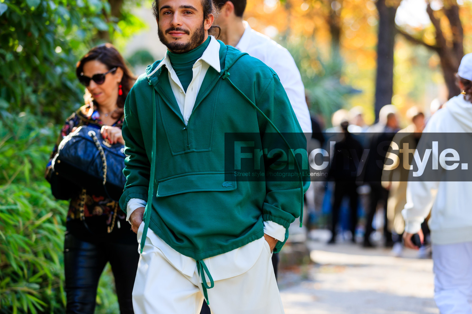 green hoodie, green sweatshirt, sportswear, white shirt, green top, high collar top, lacoste jacket, lacoste pullover, lacoste sweatshirt, lacoste total look, lacoste top, lacoste shirt, PARIS, PFW, SPRING SUMMER 2020, SS 20, fashion week, frenchystyle, FW, jonathan paciullo, street style, horizontal, atmosphere details, detail