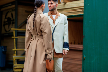 alice & j.s, alice barbier, JS roques, beige jacket, beige trench coat, light beige jacket, balloon sleeves, orange shirt, white t-shirt, crossbody bag, back details, multi earrings, golden earrings, dangling earrings, pearl earrings, round shape bag, hand bag, camel leather bag, belted jacket, belted parka, belted trench coat, fashion week, frenchystyle, FW, jonathan paciullo, street style, NYFW, NEW YORK, AUTUMN WINTER 2020-2021, FALL WINTER 2020-2021, FW 20-21, horizontal, atmosphere details, detail