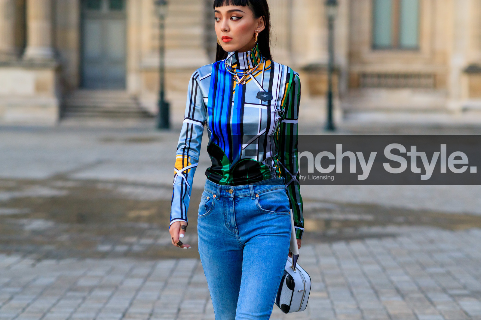 louis vuitton bag, louis vuitton top, striped top, blue top, light grey top, green top, high collar top, geometrical printed top, golden necklace, stone necklace, lucky charm necklace, denim, light blue jeans, white leather bag, hand bag, PARIS, PFW, SPRING SUMMER 2020, SS 20, fashion week, frenchystyle, FW, jonathan paciullo, street style, horizontal, atmosphere details, detail