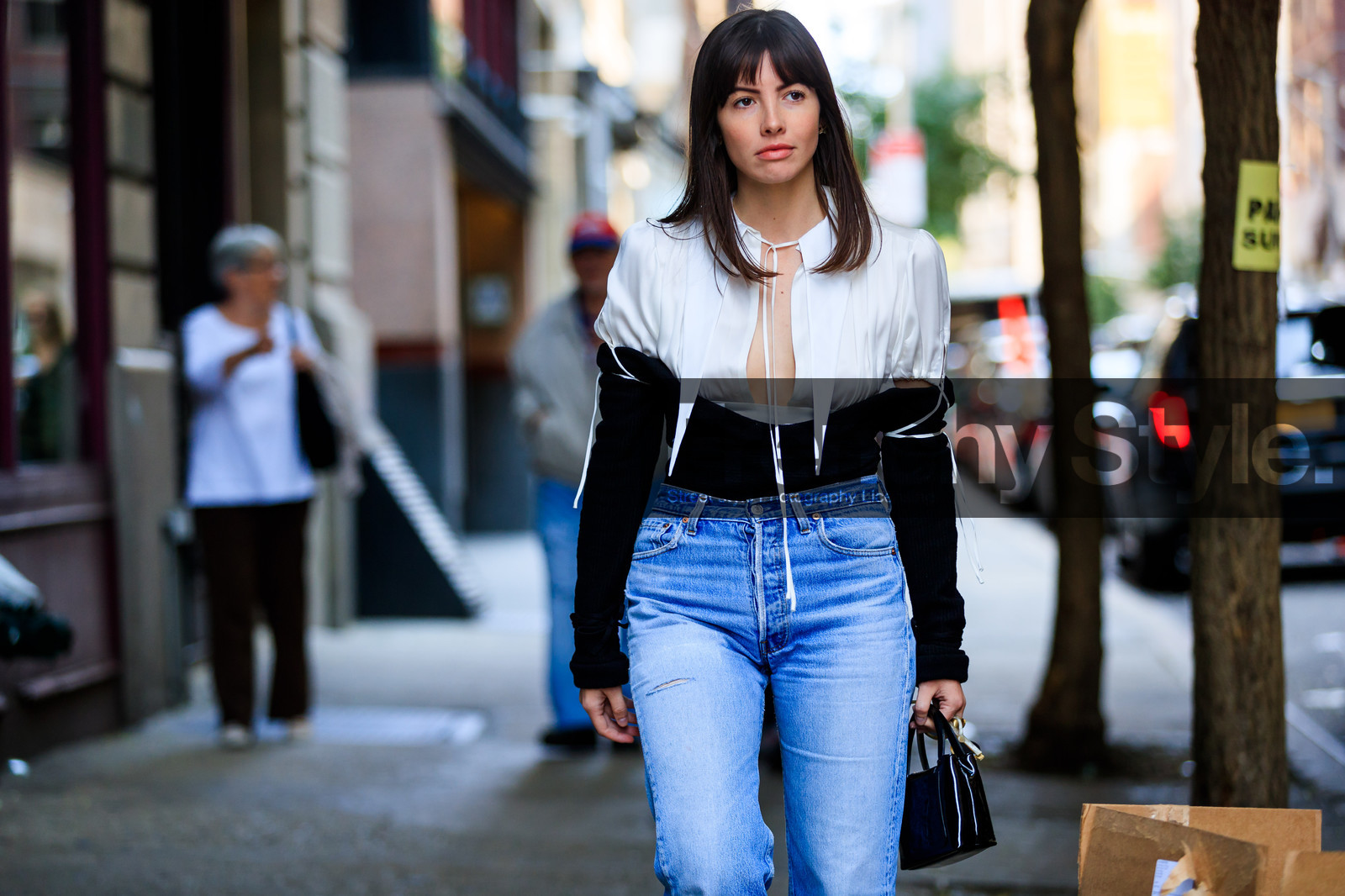 atmosphere details, back detail, black bag, black knit, blue denim, denim pants, detail, fashion week, frenchystyle, FW, horizontal, jeans, jonathan paciullo, leather bag, NEW YORK, NYFW, SPRING SUMMER 2018, SS 18, street style, trousers, white shirt
